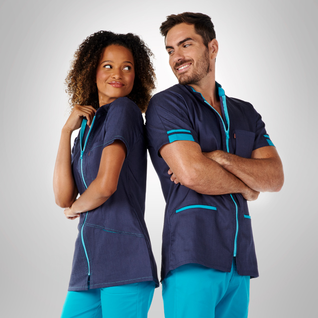 homme en blouse m&eacute;dicale couleur canard et femme en blouse blanche